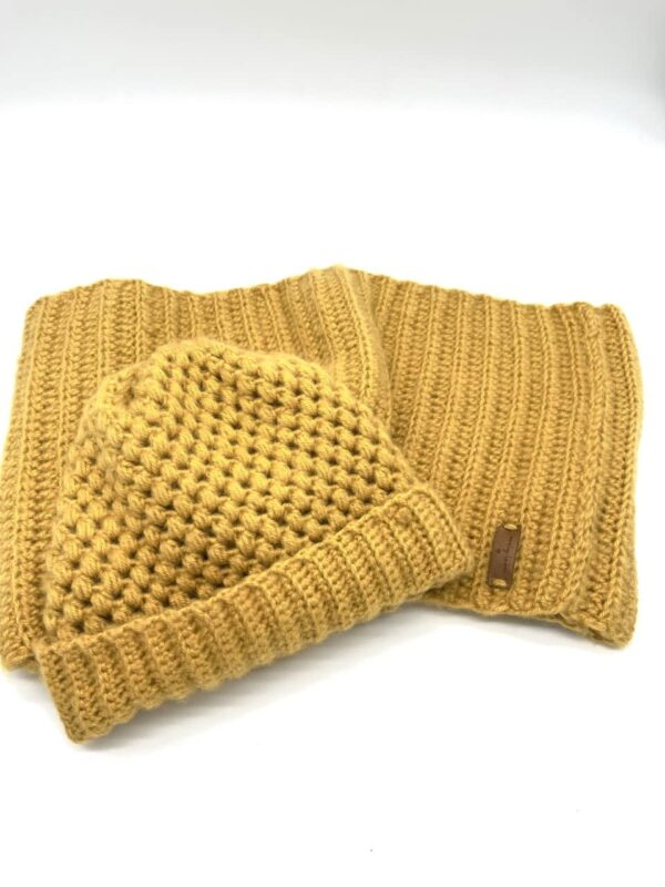 col en beanie oker