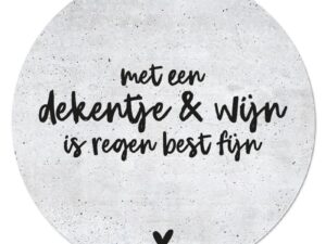 Muurcirkel betonlook met tekst 'Met een dekentje en wijn is regen best fijn'