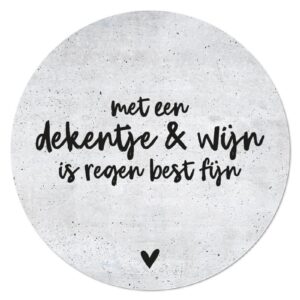 Muurcirkel betonlook met tekst 'Met een dekentje en wijn is regen best fijn'