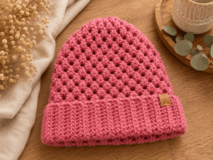 Handgemaakte roze gehaakte beanie met structuursteek
