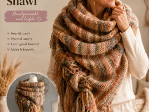 Grote handgemaakte driehoek shawl in warme gemêleerde kleuren met lange franjes.