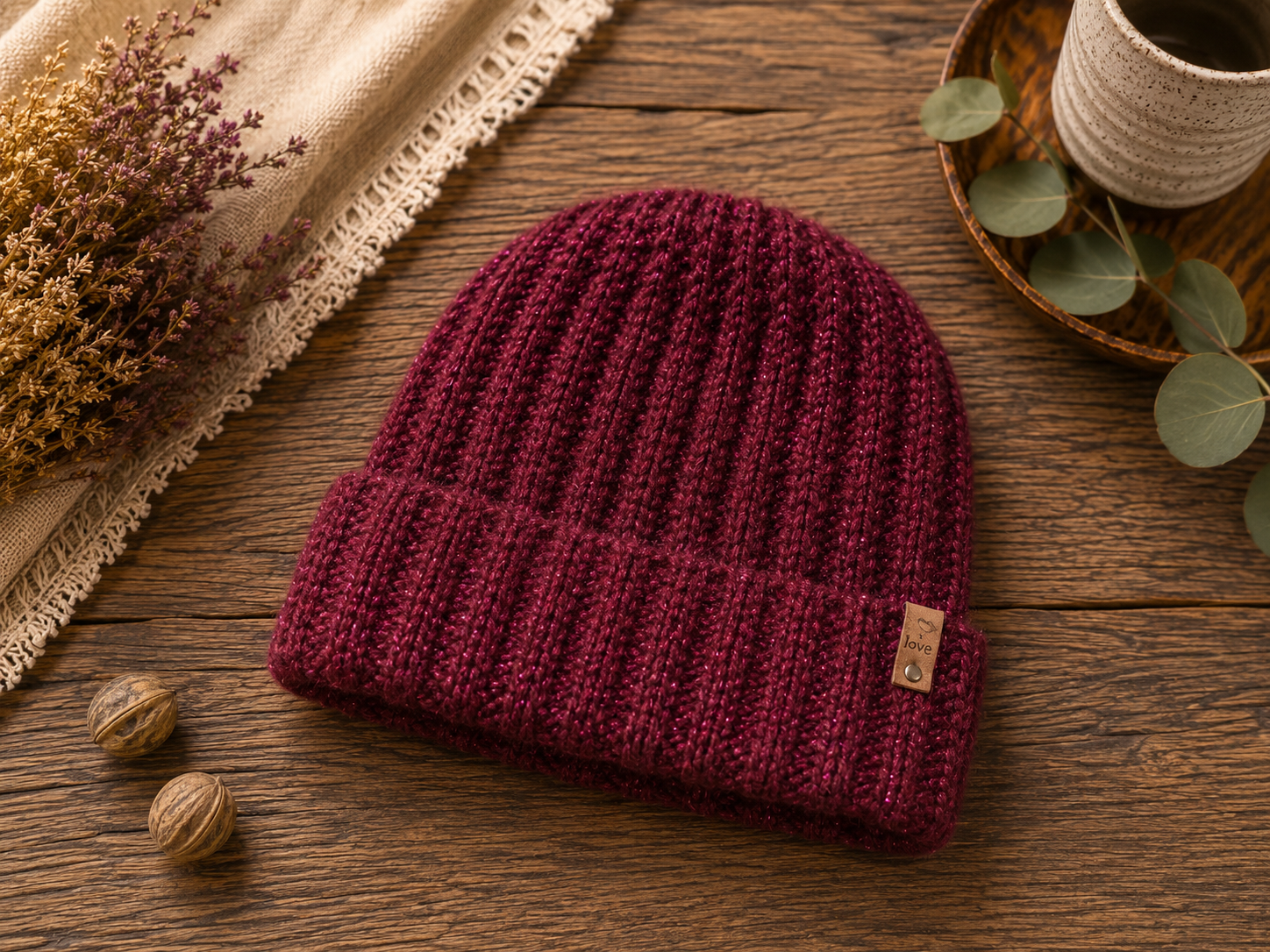 Handgemaakte bordeaux muts Burgundy Glow met subtiele glitter