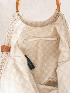 Binnenkant van een handgemaakte gehaakte tas van LovelyLabel met voering en ritsvak