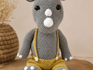 Otie gehaakte knuffel in grijs met okergele broek – handgemaakt door Lovely Label