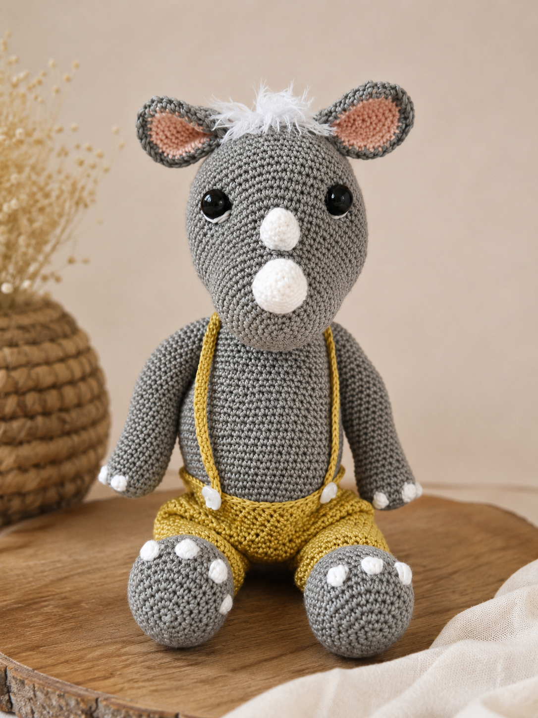 Otie gehaakte knuffel in grijs met okergele broek – handgemaakt door Lovely Label