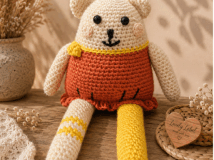 Handgemaakte gehaakte knuffel Fien Zonnestraal in okergeel – Lovely Label