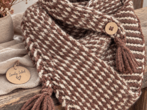 Handgemaakte gehaakte HugMe driehoekshawl in bruinrood en off white