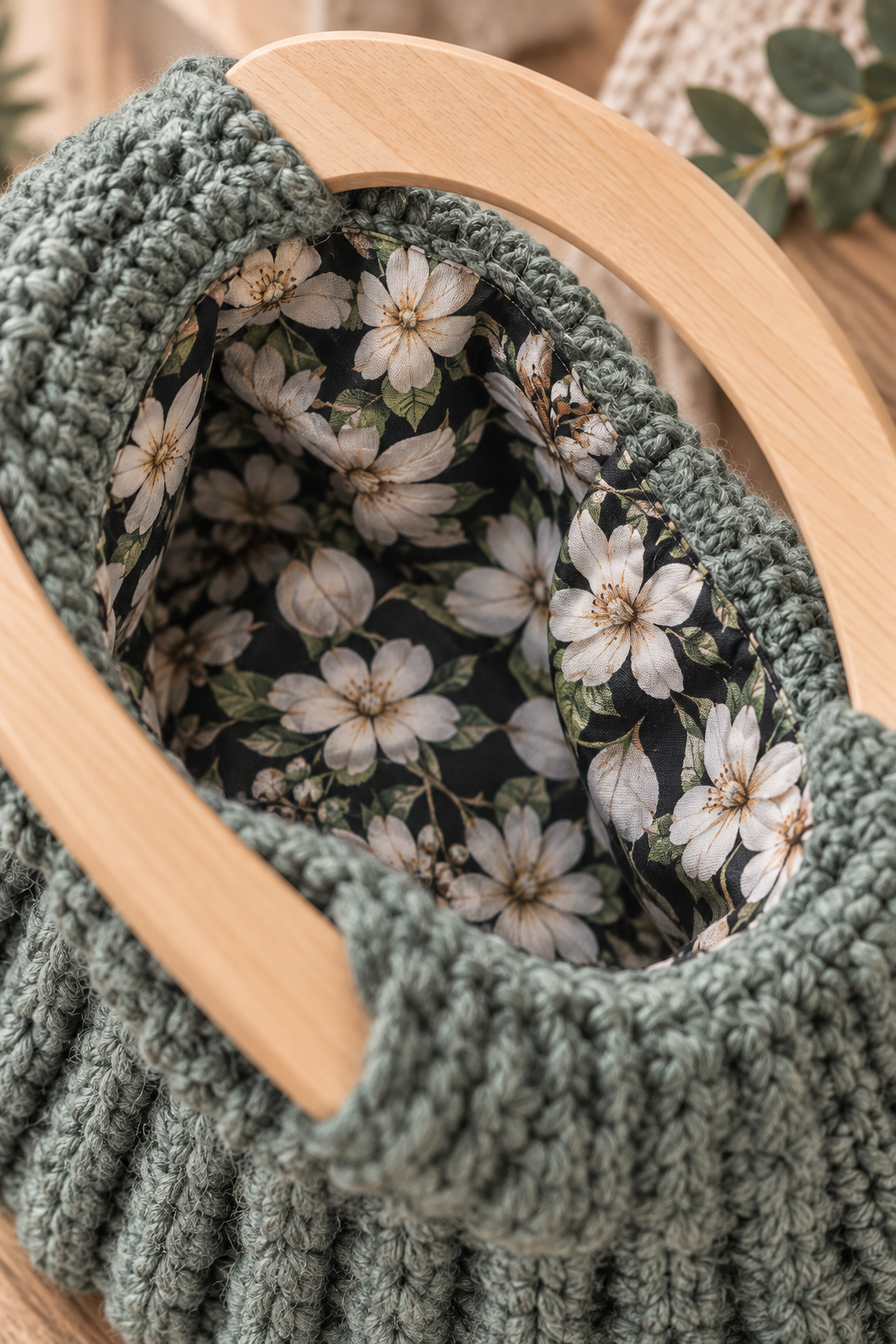 Binnenkant HugMe Bag Army met bloemenvoering